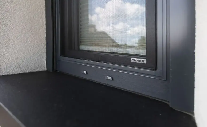 Czym przykleić parapet zewnętrzny blaszany? Poradnik montażu