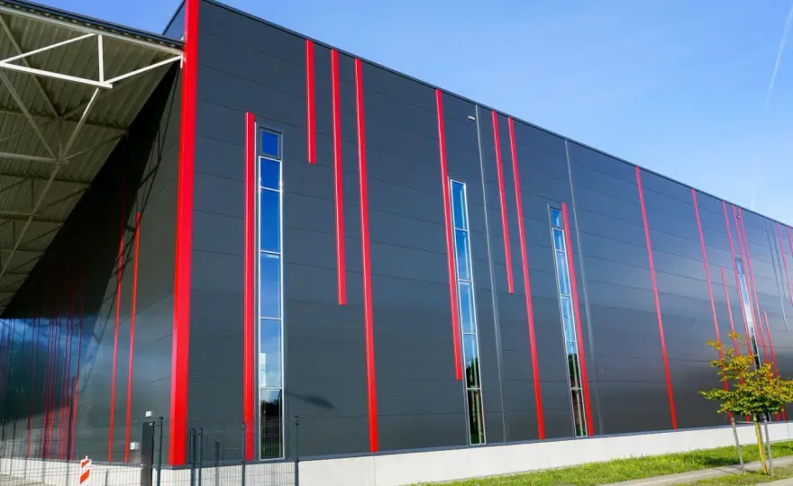 Montaż płyt warstwowych na dachu - Uniknij błędów i przecieków