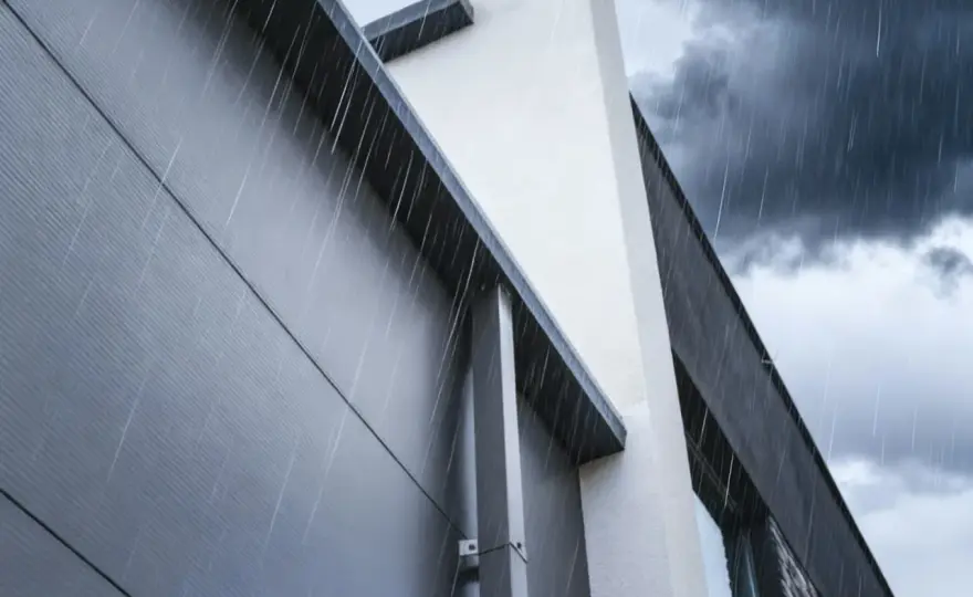 Łączenie płyt warstwowych - Jak uniknąć przecieków na dachu?