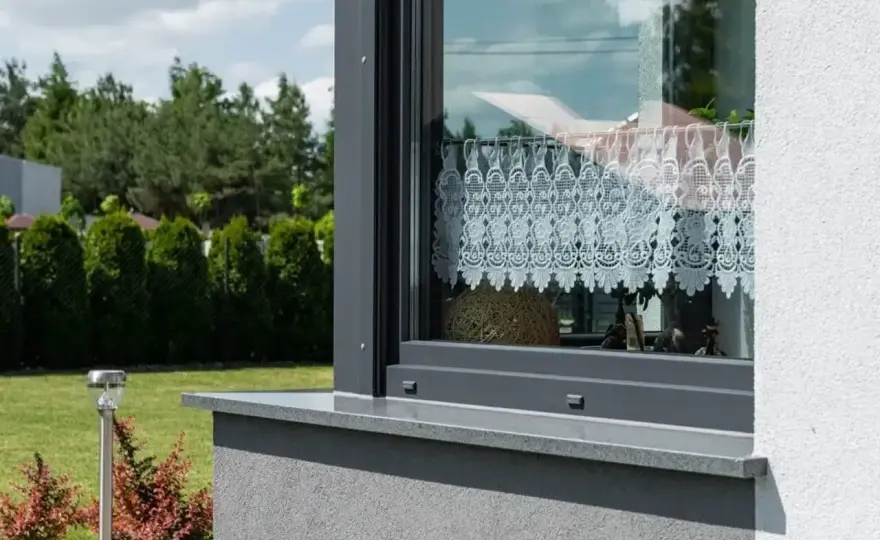 Czarny parapet: Wybór, montaż, ceny – uniknij błędów!