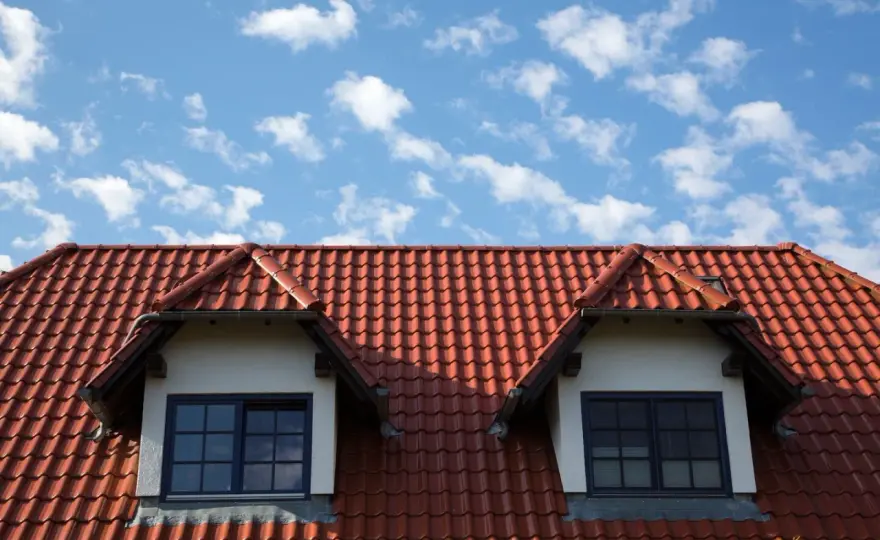 Dachówka betonowa czy ceramiczna? Porównanie i wybór!